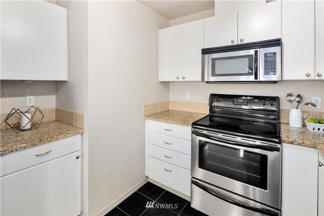 Building Photo - Classic 1bedroom Condo with Elegant Amenit...