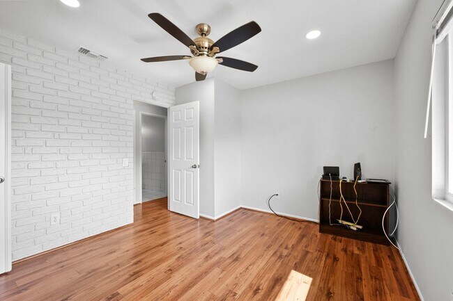 Building Photo - 1605 Carmel Cir E