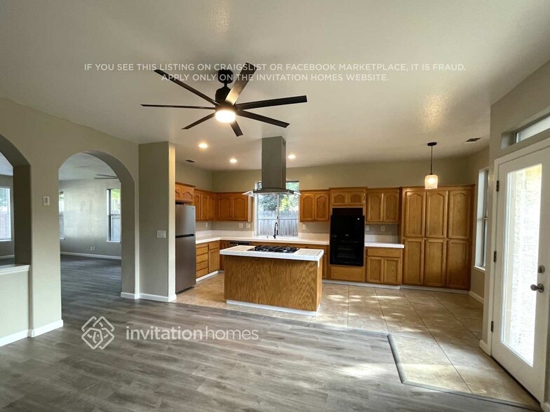 Building Photo - 869 Lariat Loop