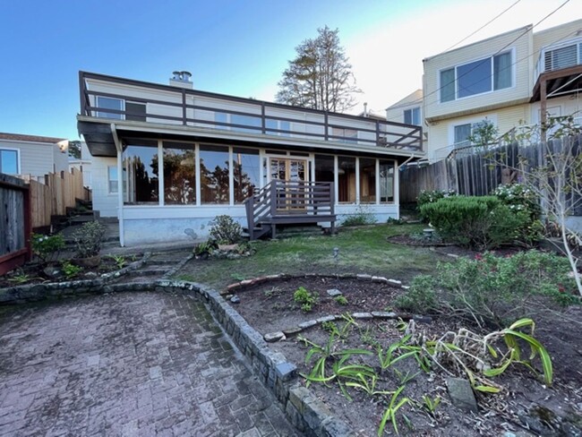 Building Photo - Coming Soon! Rare mid-century light filled...