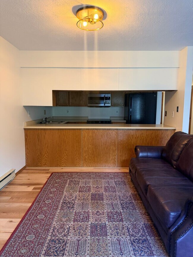 Building Photo - Recently updated unit Near Montana State!