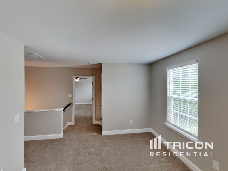 Building Photo - 135 Claystone Dr