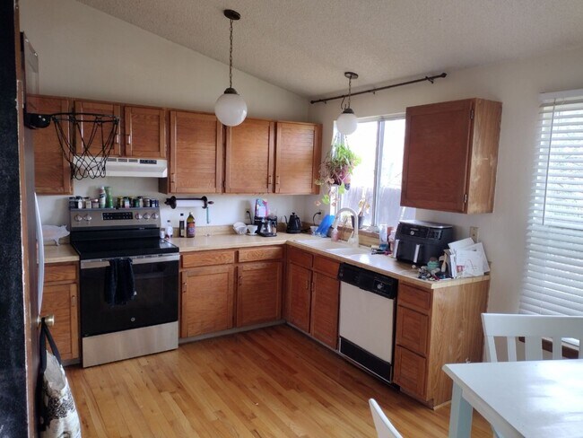 Building Photo - 4BR 2BA Home on 6015 sq ft Lot Adjacent to Open Space