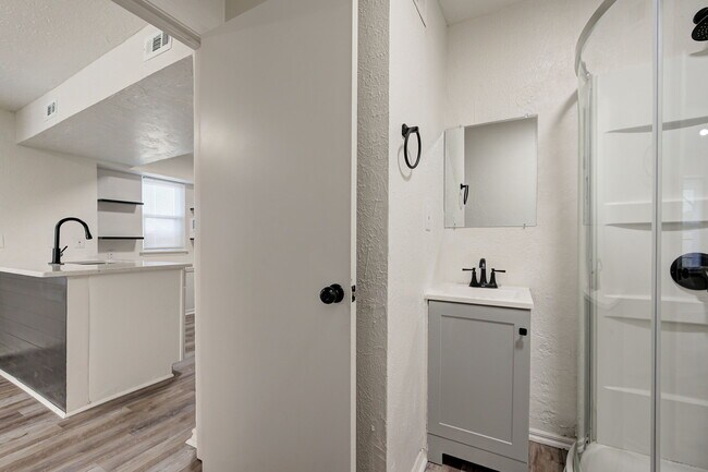 Building Photo - 727 Vicksburg Ave