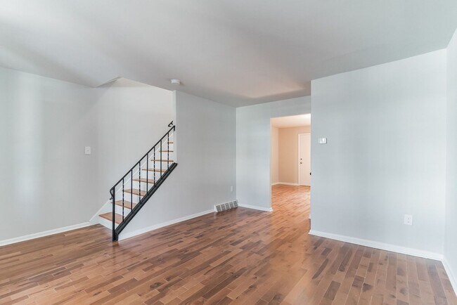 Building Photo - Two bedroom one Bathroom House for rent