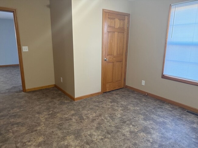 Building Photo - Newly renovated west side duplex with full basement!