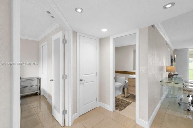 Building Photo - 9200 N Hollybrook Lake Dr