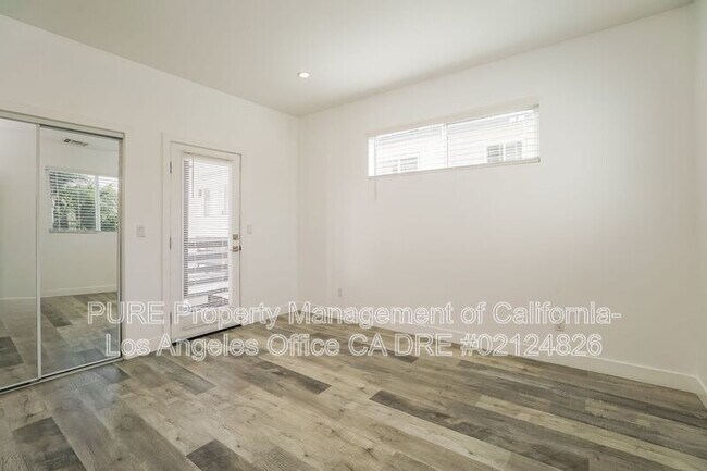 Building Photo - 1340 N Kenmore Ave