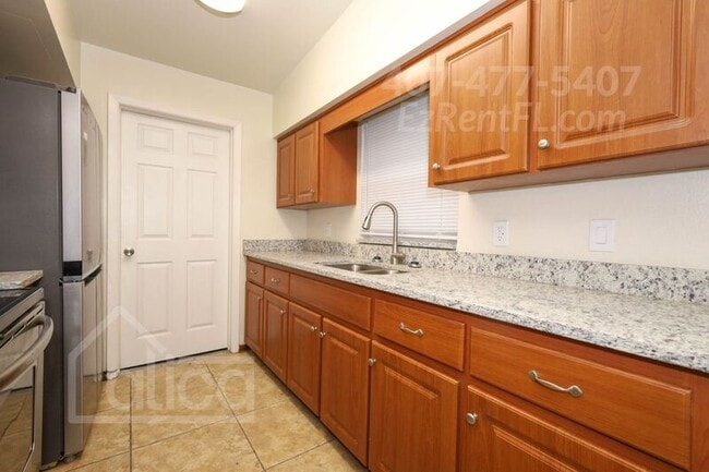 Building Photo - 6024 Oakcrest Cir