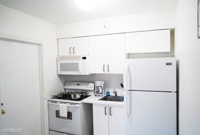 Building Photo - Studio, 1 bath  - 4605 N Ocean Dr