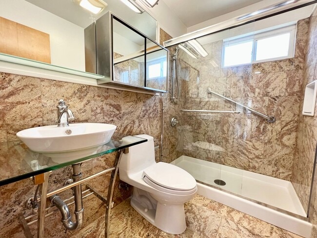 Building Photo - Updated 3-Bed / 2-Bath Single-Family Home!