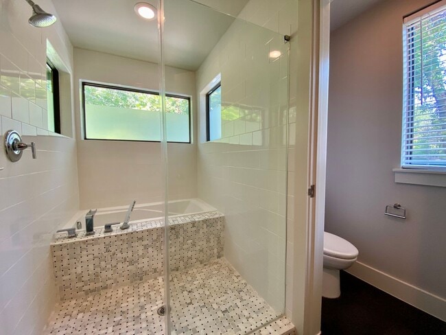 Building Photo - Charming 4 Bedrooms, 3 Bathrooms Home in Allandale!!!!