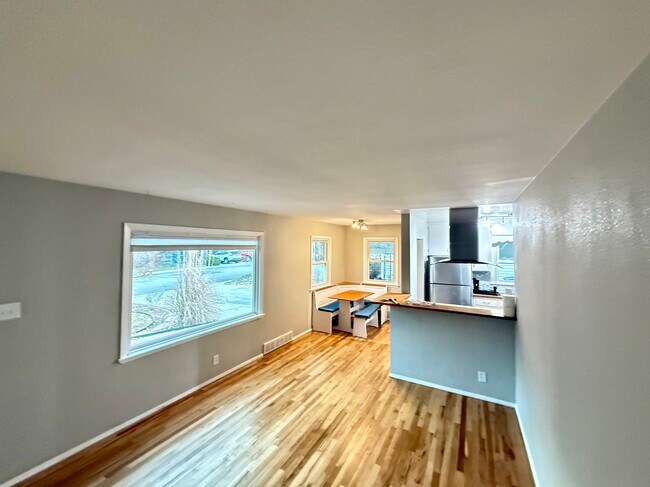 Building Photo - 843 Judson St