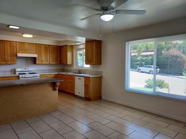 Building Photo - 3bd/2 bath washer/dryer hook ups/Large  pr...