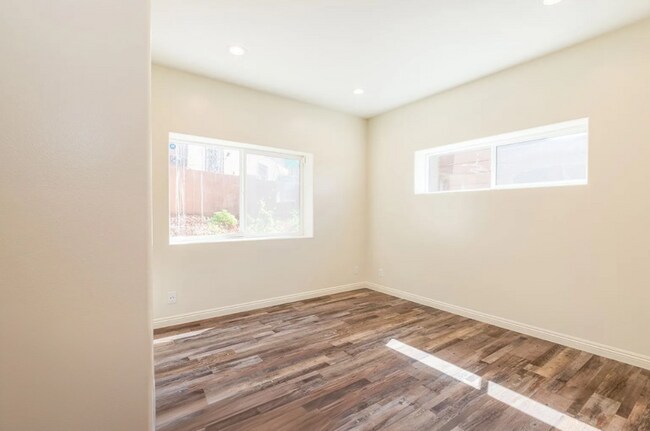 Building Photo - 3258 1/2 Dundas St.