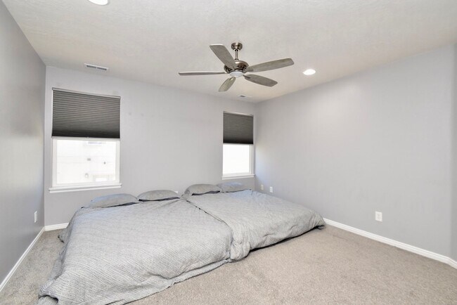 Building Photo - Great 4 Bedroom 3 Bath Home in South Jordan in Amazing HOA Community!