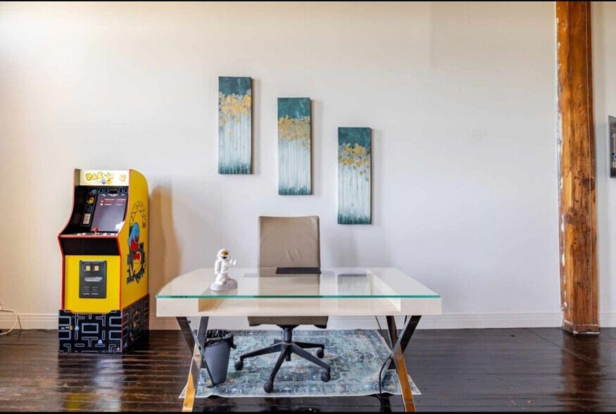 Building Photo - 227 Iron St