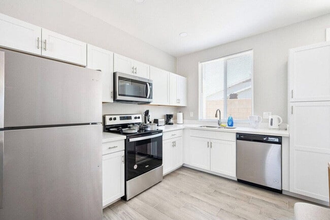 Building Photo - 6606 W Paradise Ln