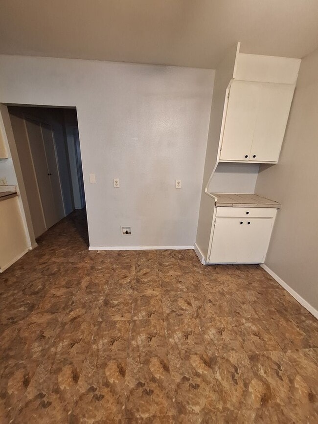 Building Photo - 4 Bedroom, 2 Bath in Clyde!
