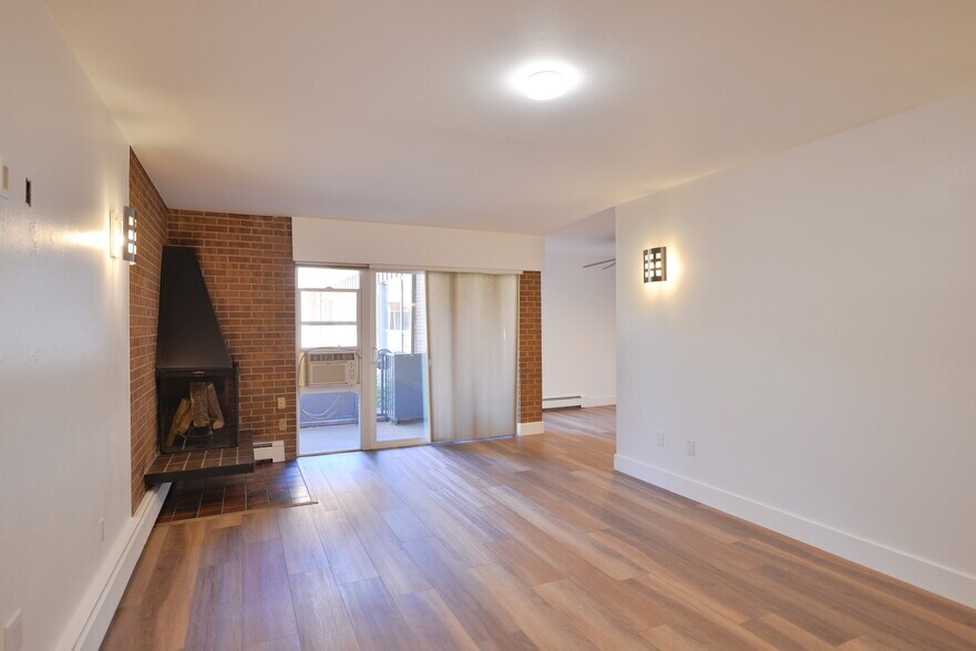 LIVING - 620 Mathews St