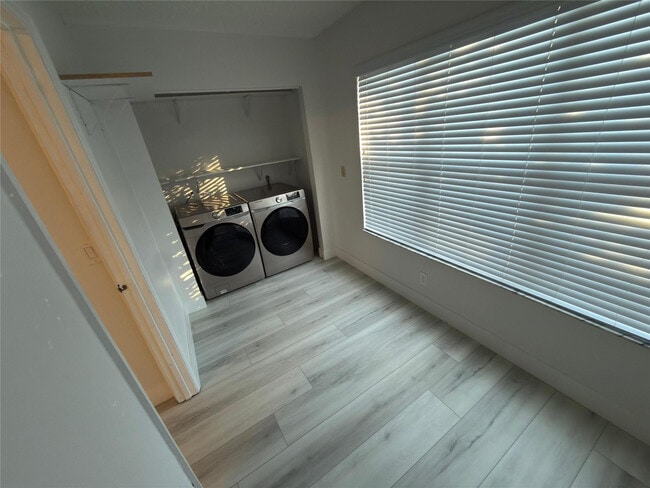 Building Photo - 3470 Pinewalk Dr N