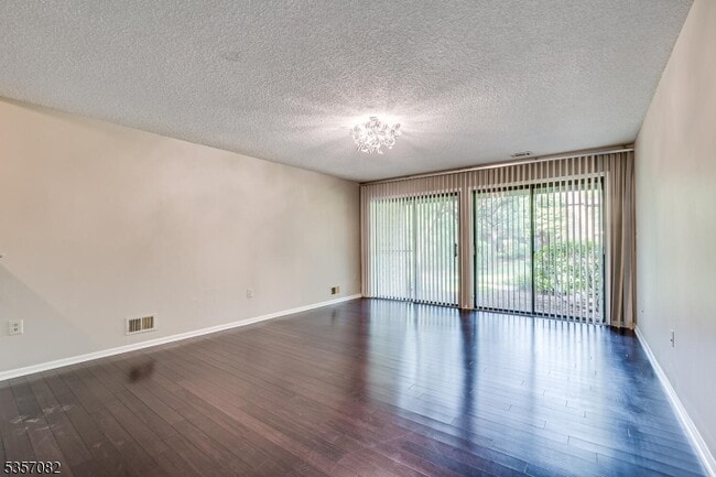 Building Photo - 318 Willowbrook Dr