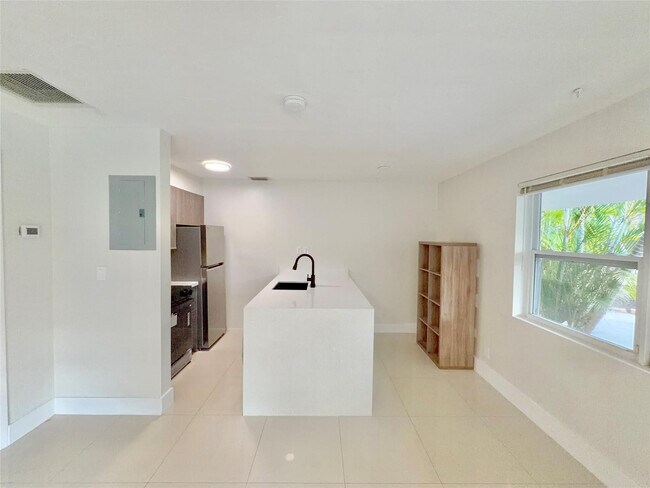 Building Photo - 924 NE 17th Terrace