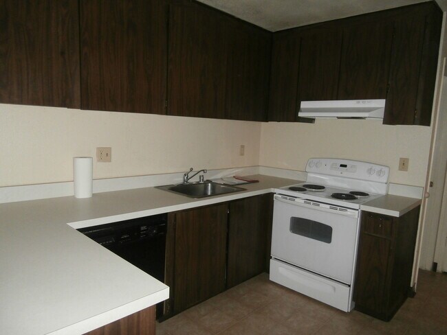 Building Photo - 4 Bedroom 1.5 Bathroom Townhouse (Accepting Section 8)