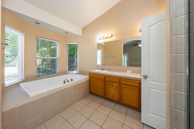 Building Photo - 5857 W Millbrae Ave
