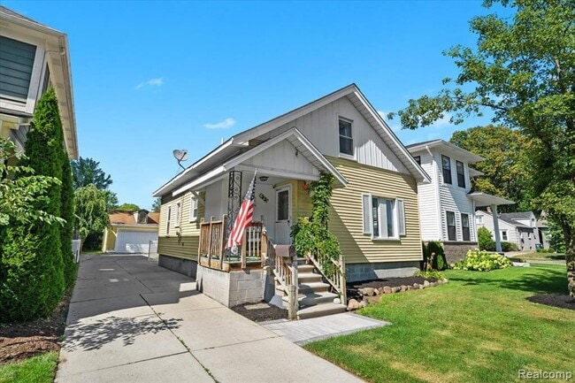 Building Photo - 423 Pingree Blvd