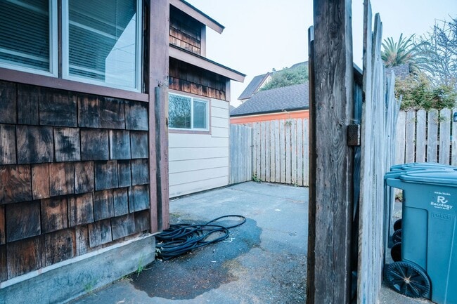 Building Photo - 122 Brennan St