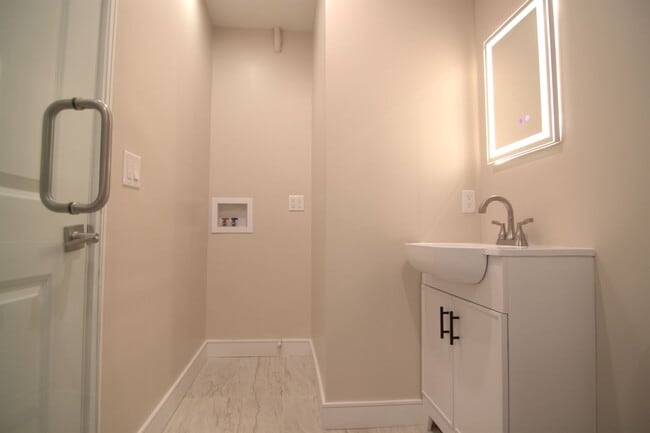 Building Photo - 14436 Carlsbad St