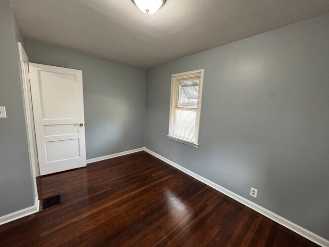 Building Photo - 2342 E Legrande Ave