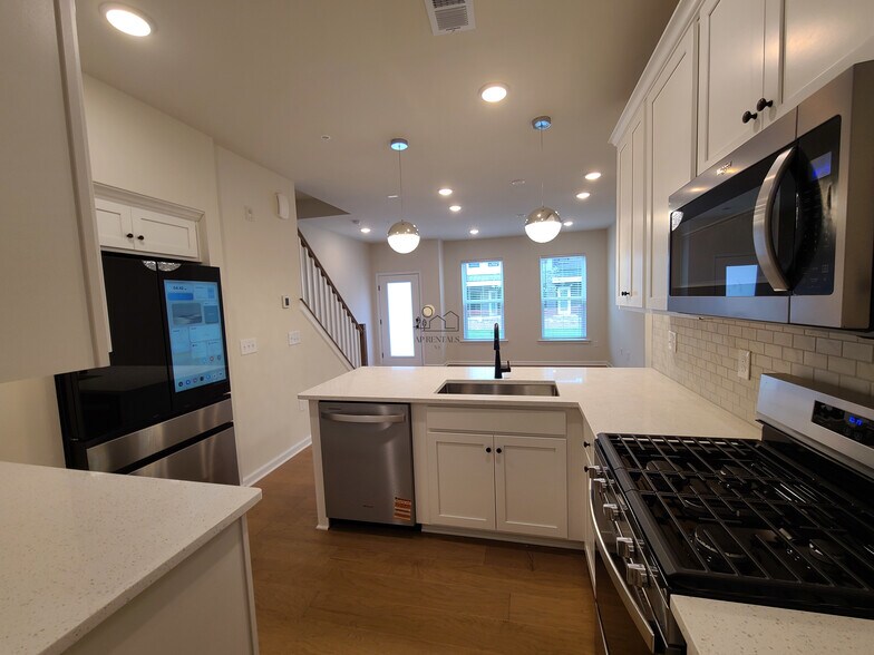 Building Photo - 622 Sadie Cir