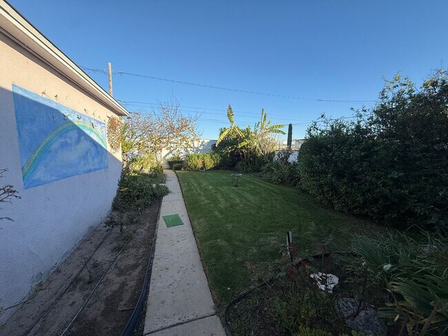 Building Photo - Charming 3BR/1.5BA Home with Cozy Fireplace