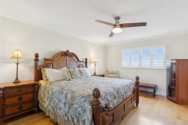 Building Photo - 1160 Hillsboro Mile Unit 901