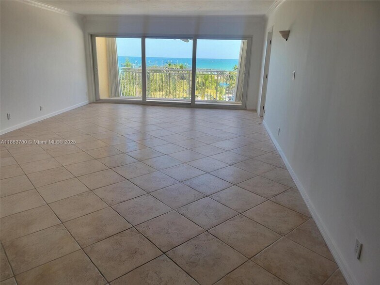 Building Photo - 328 N Ocean Blvd