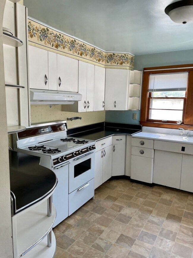 Building Photo - 3 bed/1 bath home near Upland Brewery avai...