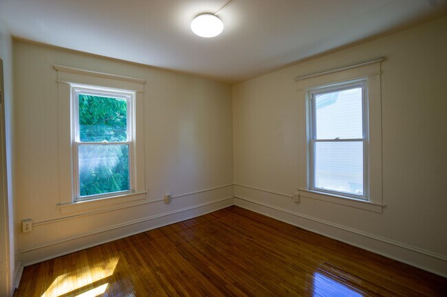 Building Photo - AVAILABLE 7/1/26 - Spacious Single Family ...
