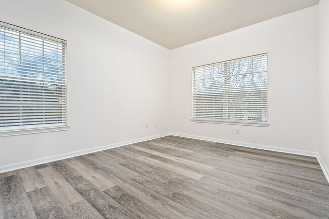 Building Photo - 447 W Longleaf Dr