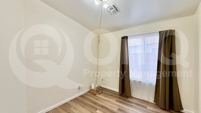 Building Photo - 417 E Cantebria Dr