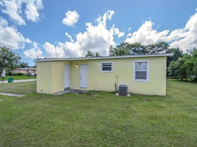 Building Photo - 170 SE Solaz Ave