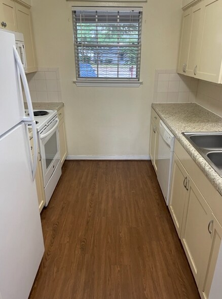 Building Photo - 1804 Camelot Cv