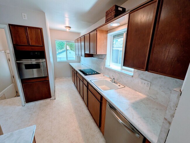 Building Photo - Beautiful Home is Salt Lake City!!!