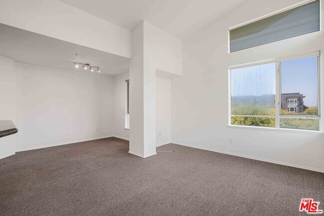 Building Photo - 6400 Crescent Prk E