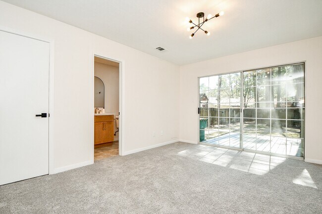 Building Photo - 21 Edgewood Forest Ct