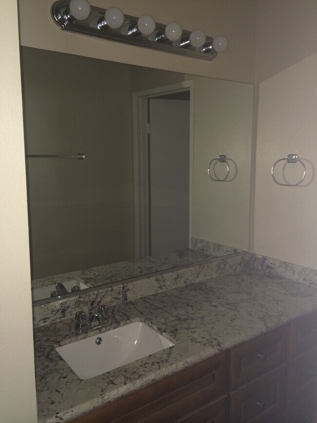 Building Photo - ranchview490
