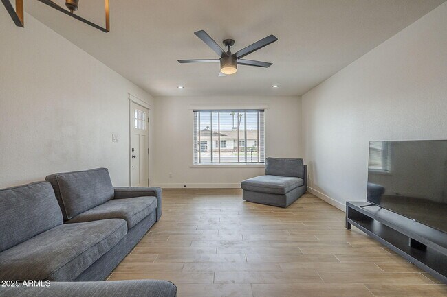 Building Photo - 2030 E Duke Dr