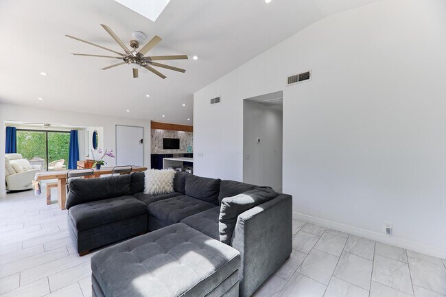 Building Photo - 8113 E Redwing Rd