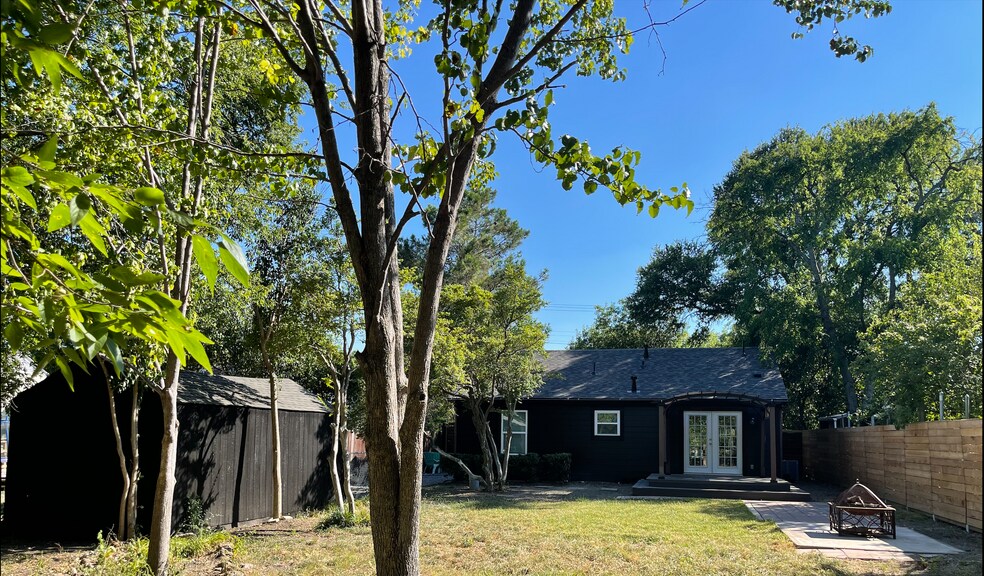 Building Photo - 1706 Lakeland Dr